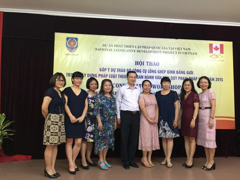 GS Hoàng Thị Kim Quế (thứ tư từ trái qua) cùng các đại biểu dự một hội thảo do Bộ Tư pháp tổ chức. (Ảnh: NVCC) ảnh 1