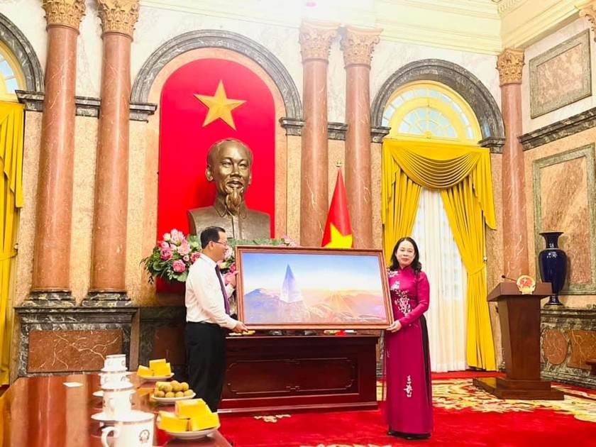 Phó Chủ tịch Thường trực UBND tỉnh Hoàng Quốc Khánh tặng ảnh lưu niệm tại buổi gặp mặt. ảnh 3